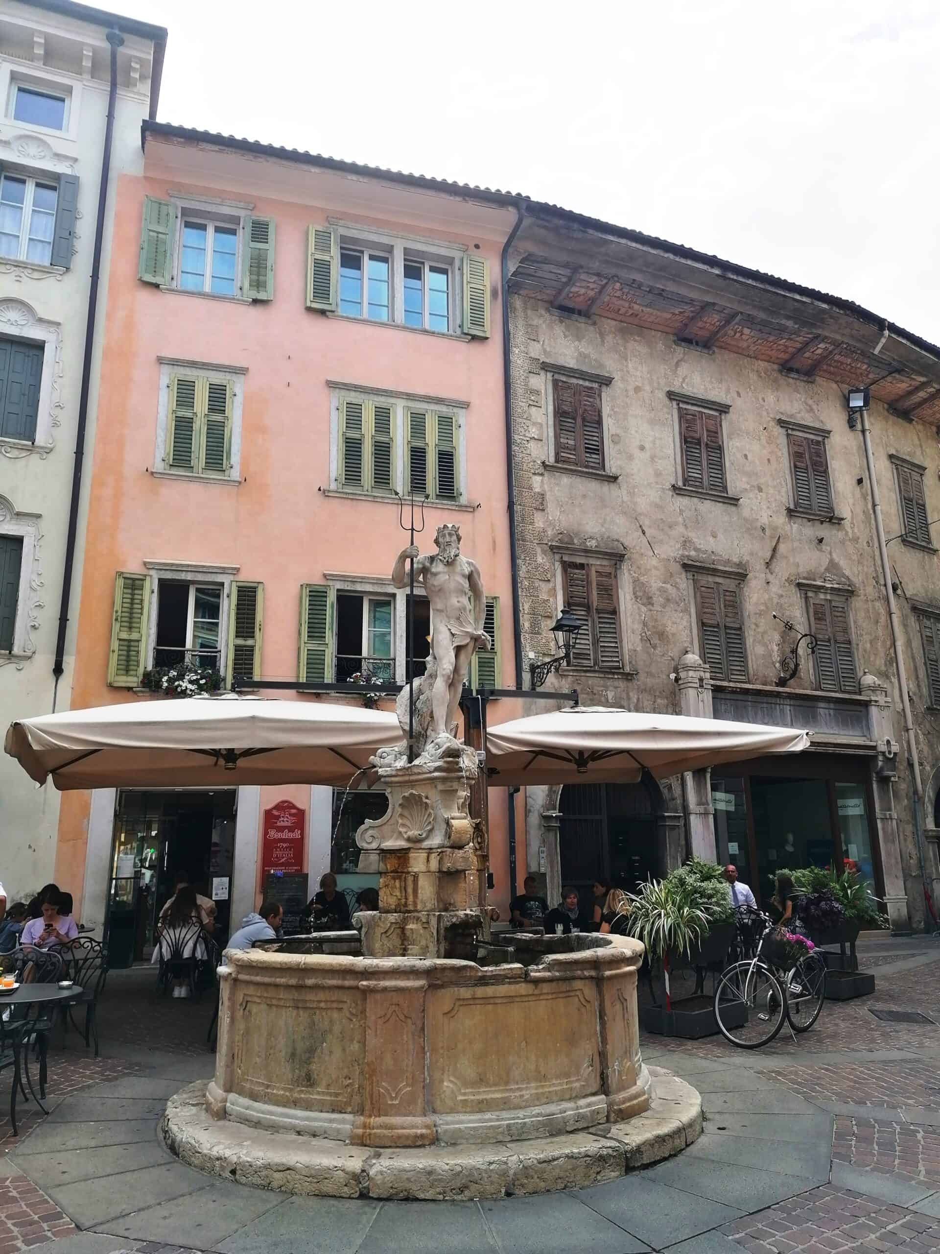 Caffetteria Bontadi e fontana del Nettuno