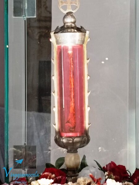 Urna in argento con reliquia