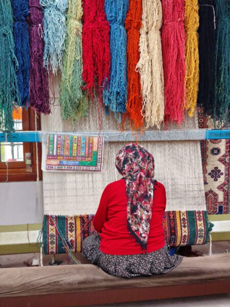 Fili colorati utilizzati per la lavorazione dei tappeti turchi in Cappadocia