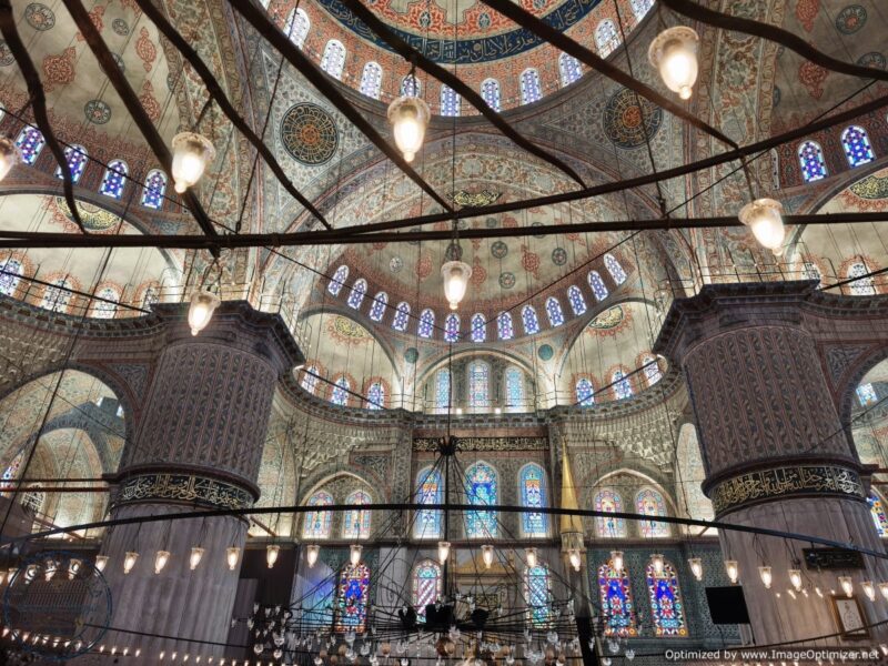 Interno di Santa Sofia a Istanbul con la grande cupola e gli elementi architettonici bizantini e ottomani