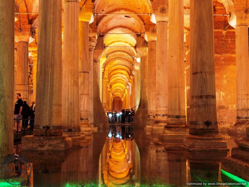 Dettaglio delle colonne illuminate nella Cisterna Basilica di Istanbul