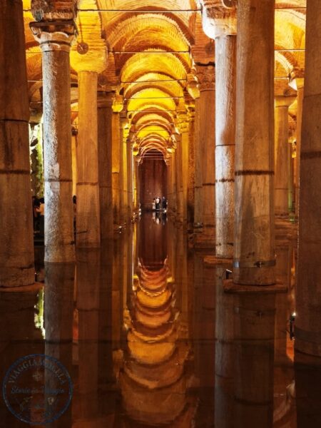 Colonne illuminate della Cisterna Basilica di Istanbul