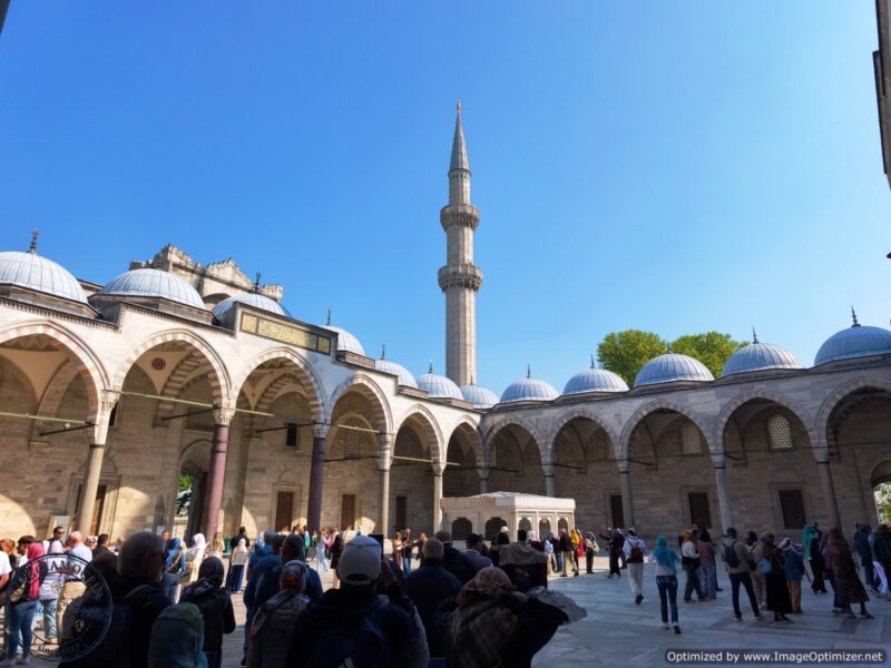 Moschea di Solimano il Magnifico a Istanbul, cortile e minareto.