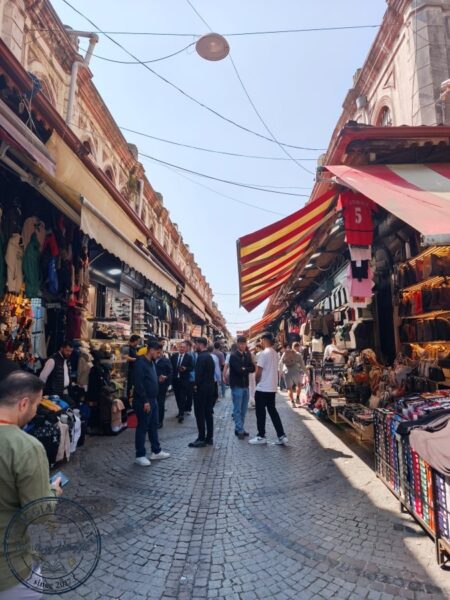 Corridoio del Grand Bazar di Istanbul con negozi e visitatori.