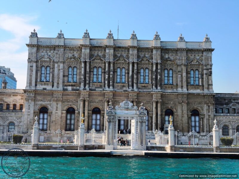 Palazzo Dolmabahçe fotografato dal Bosforo durante la crociera a Istanbul.